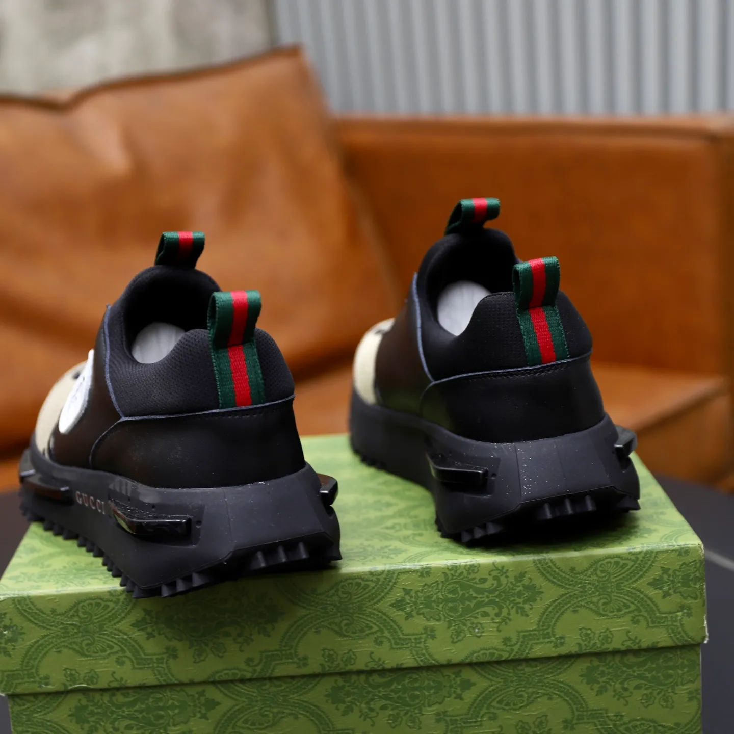 Ex-factory price: 462💰🙅‍♂️🙅‍♂️🙅‍♂️ Brand: GUCCI Standard code: 38-44 (45 customized) Grade: Same as the official website Material: Original cowhide material spliced with brand cloth Comfortable and breathable lining Lightweight and wear-resistant sports outsole Style category: Men's fashionable casual shoes Running sports shoes Distinguished luxury brand elements Top luxury color: actual picture color
